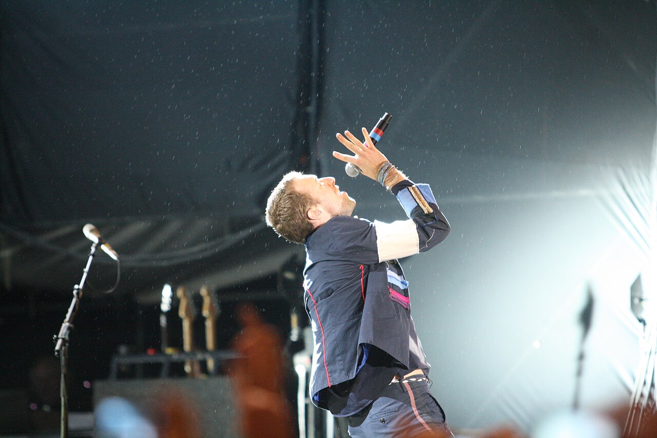 Chris Martin with Coldplay, Bogotá, 2010